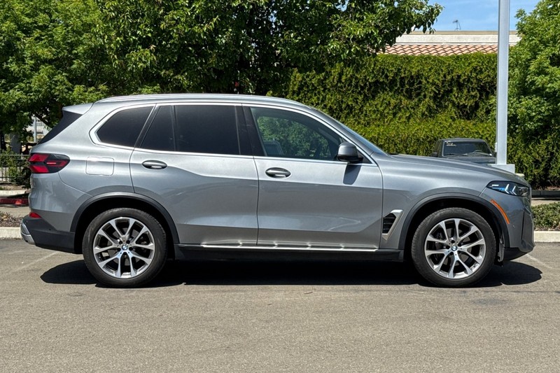 BMW X5 Vehicle Full-screen Gallery Image 03