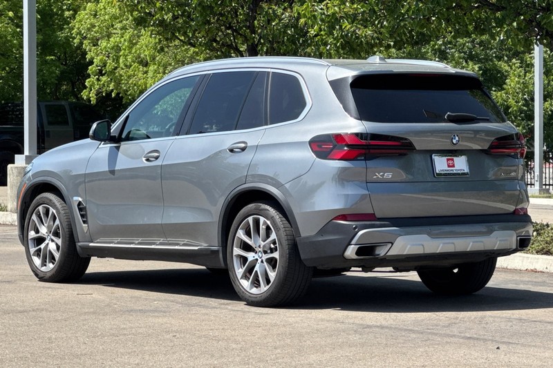 BMW X5 Vehicle Full-screen Gallery Image 06