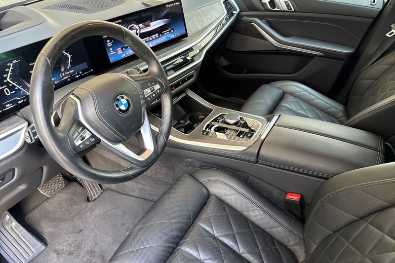 BMW X5 Vehicle Full-screen Gallery Image 10