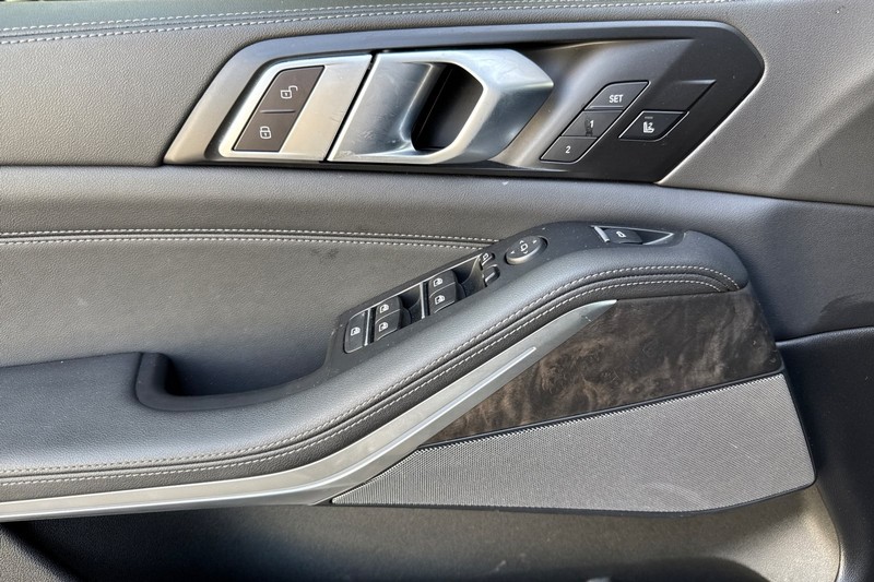 BMW X5 Vehicle Full-screen Gallery Image 11