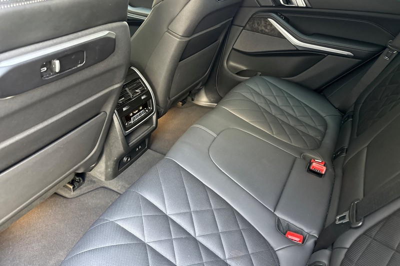BMW X5 Vehicle Full-screen Gallery Image 14