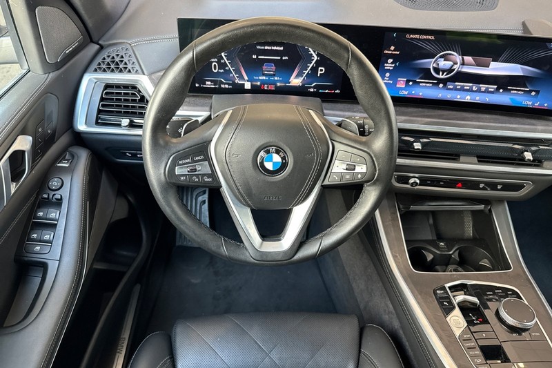 BMW X5 Vehicle Full-screen Gallery Image 16