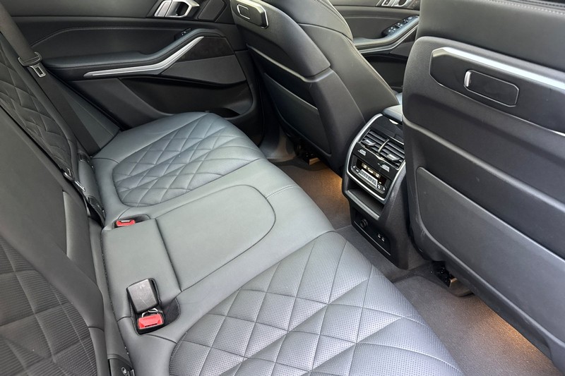 BMW X5 Vehicle Full-screen Gallery Image 18
