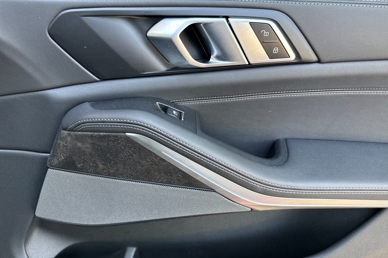 BMW X5 Vehicle Full-screen Gallery Image 21