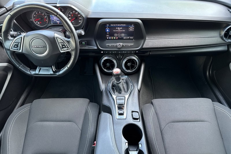 Chevrolet Camaro Vehicle Full-screen Gallery Image 15