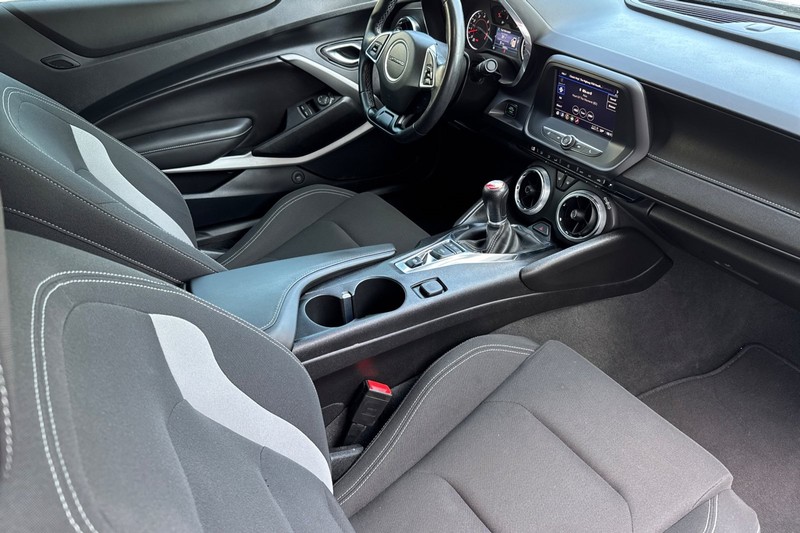 Chevrolet Camaro Vehicle Full-screen Gallery Image 18