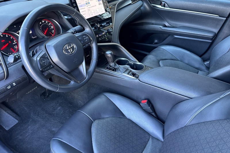 Toyota Camry Vehicle Full-screen Gallery Image 10