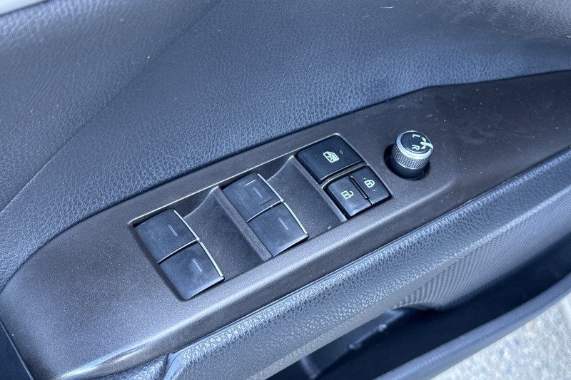 Toyota Camry Vehicle Full-screen Gallery Image 12