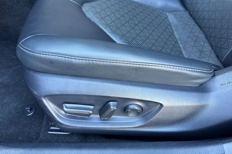 Toyota Camry Vehicle Full-screen Gallery Image 13