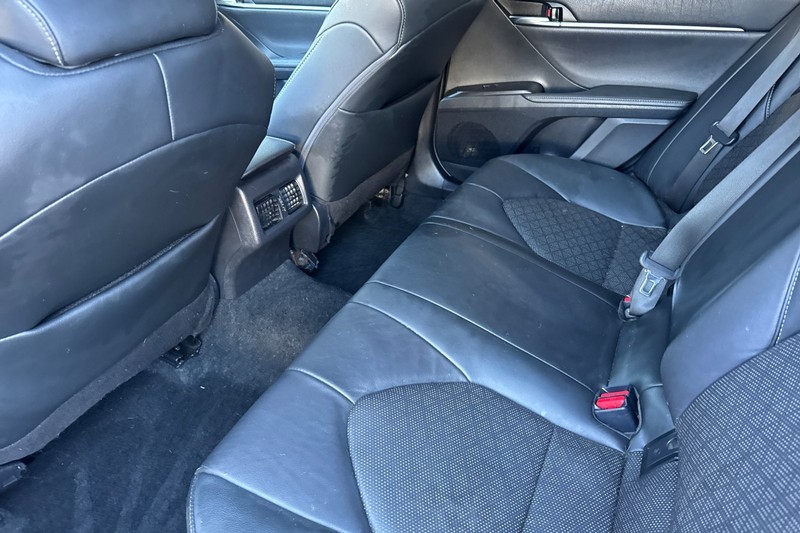 Toyota Camry Vehicle Full-screen Gallery Image 14