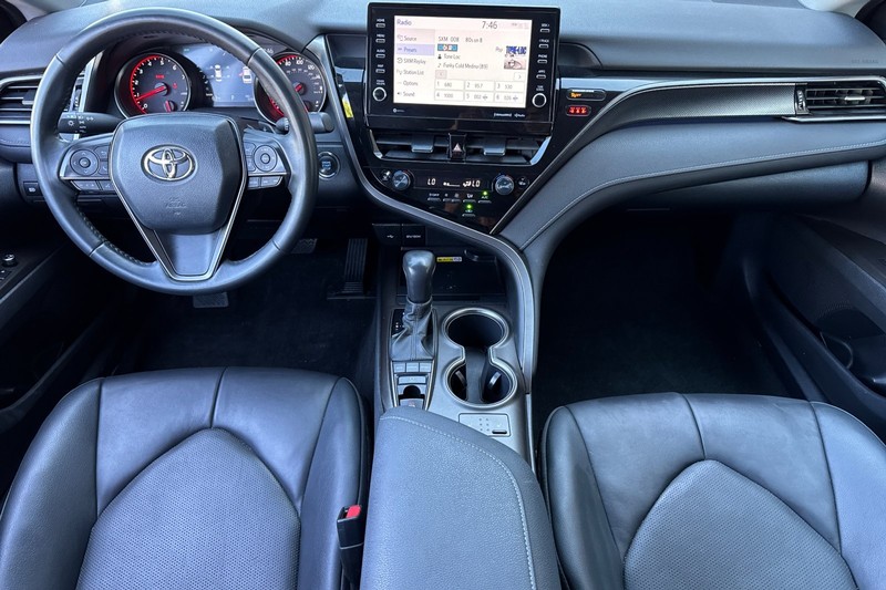 Toyota Camry Vehicle Full-screen Gallery Image 15