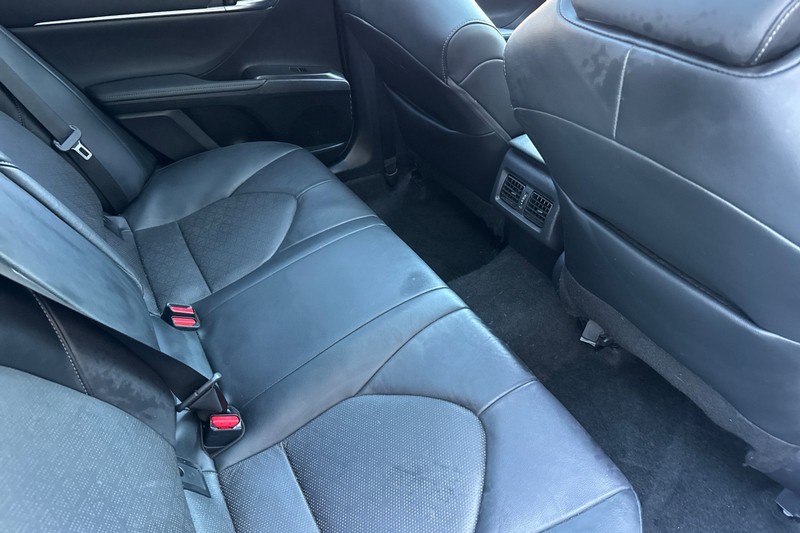 Toyota Camry Vehicle Full-screen Gallery Image 17