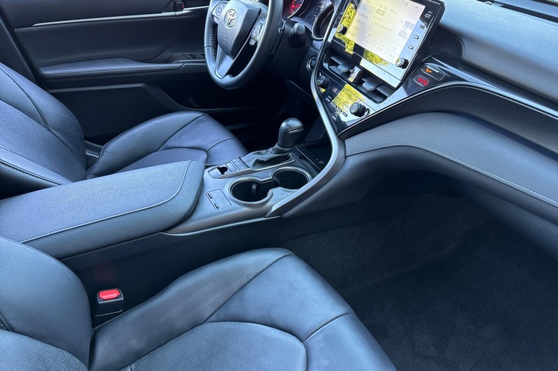 Toyota Camry Vehicle Full-screen Gallery Image 18