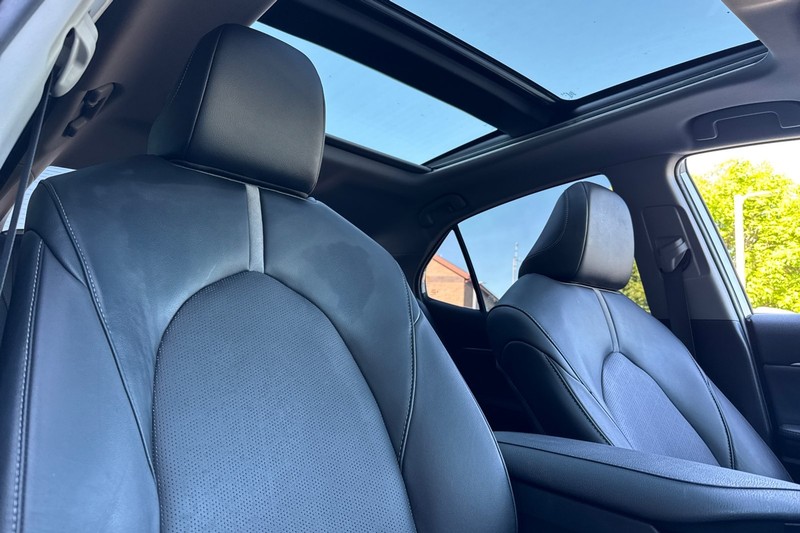 Toyota Camry Vehicle Full-screen Gallery Image 19