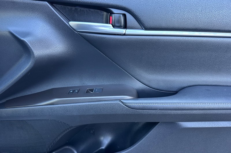 Toyota Camry Vehicle Full-screen Gallery Image 20