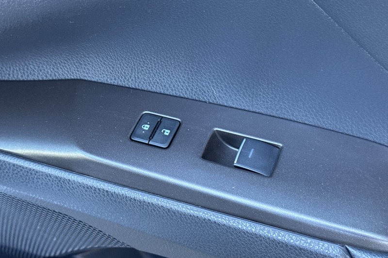 Toyota Camry Vehicle Full-screen Gallery Image 21