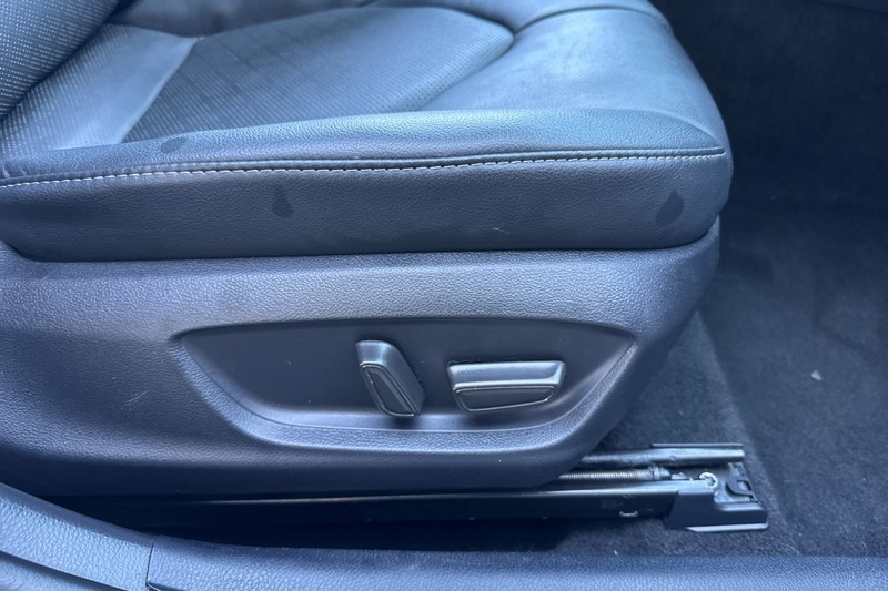 Toyota Camry Vehicle Full-screen Gallery Image 22
