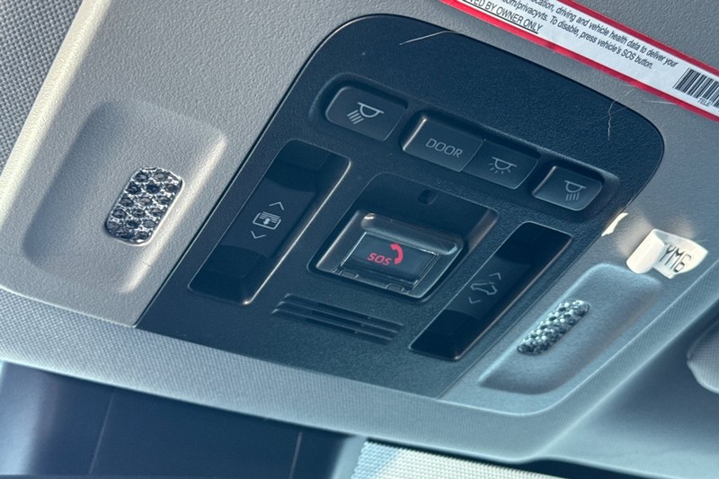 Toyota Camry Vehicle Full-screen Gallery Image 23