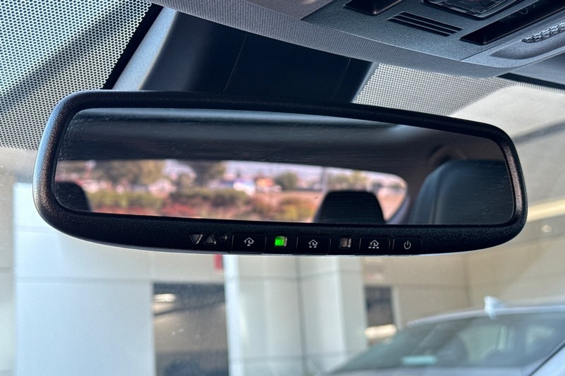 Toyota Camry Vehicle Full-screen Gallery Image 24