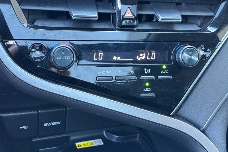 Toyota Camry Vehicle Full-screen Gallery Image 27
