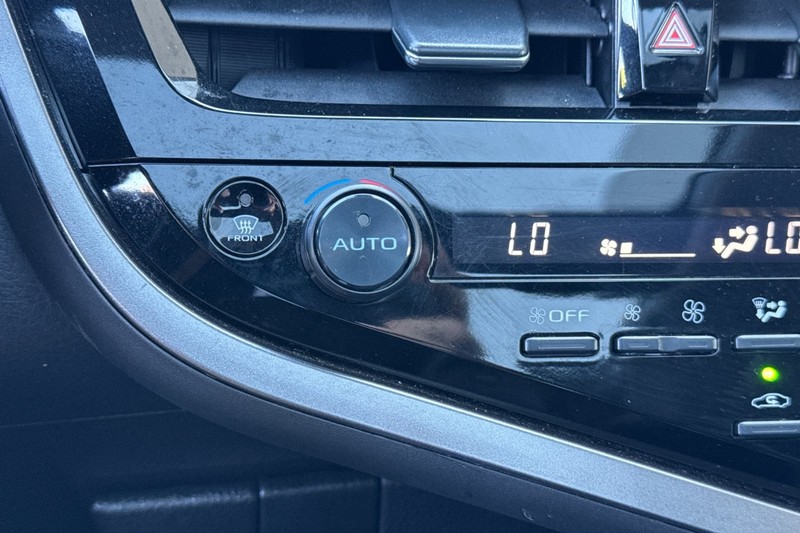 Toyota Camry Vehicle Full-screen Gallery Image 28