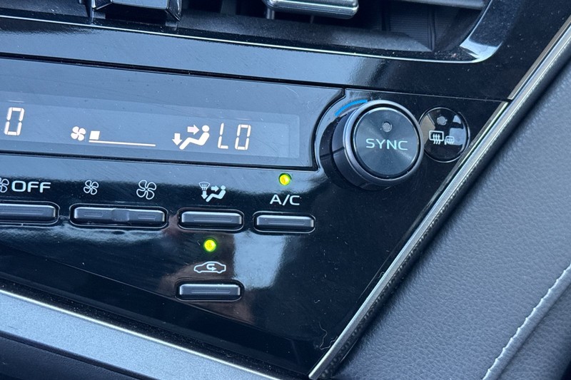 Toyota Camry Vehicle Full-screen Gallery Image 29