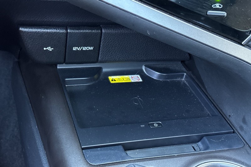 Toyota Camry Vehicle Full-screen Gallery Image 30