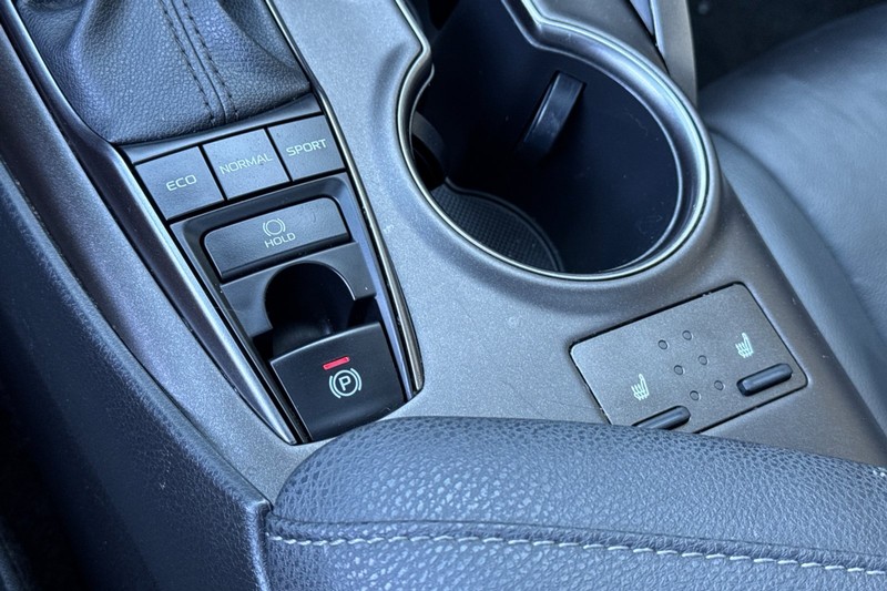 Toyota Camry Vehicle Full-screen Gallery Image 31