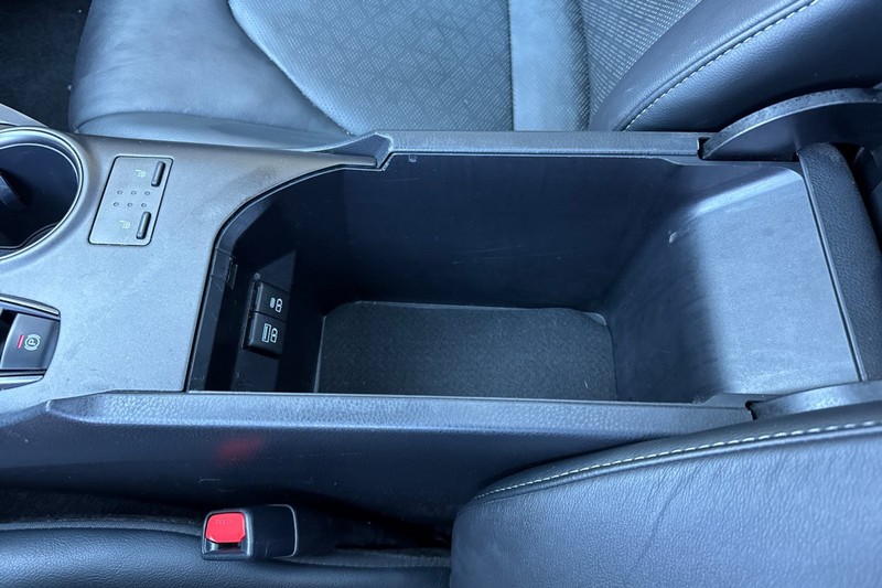 Toyota Camry Vehicle Full-screen Gallery Image 32