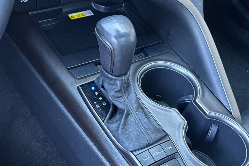 Toyota Camry Vehicle Full-screen Gallery Image 33