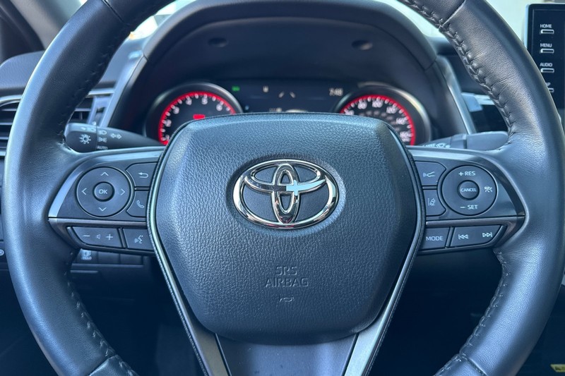Toyota Camry Vehicle Full-screen Gallery Image 35