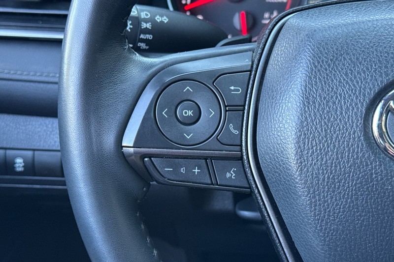 Toyota Camry Vehicle Full-screen Gallery Image 36