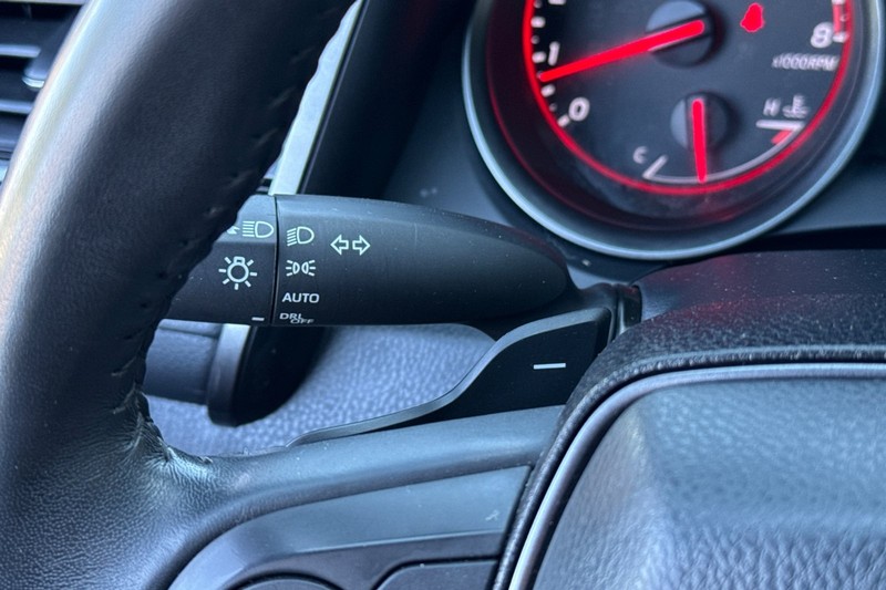 Toyota Camry Vehicle Full-screen Gallery Image 37