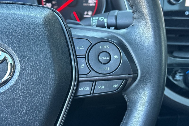 Toyota Camry Vehicle Full-screen Gallery Image 38