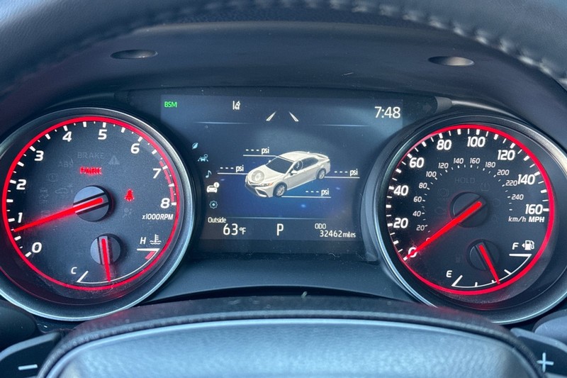 Toyota Camry Vehicle Full-screen Gallery Image 40