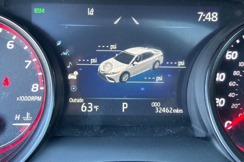 Toyota Camry Vehicle Full-screen Gallery Image 41