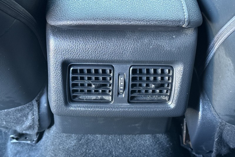 Toyota Camry Vehicle Full-screen Gallery Image 43