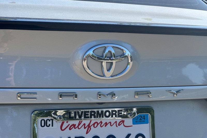 Toyota Camry Vehicle Full-screen Gallery Image 49