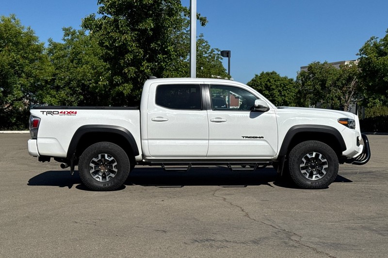 Toyota Tacoma 4WD Vehicle Full-screen Gallery Image 03