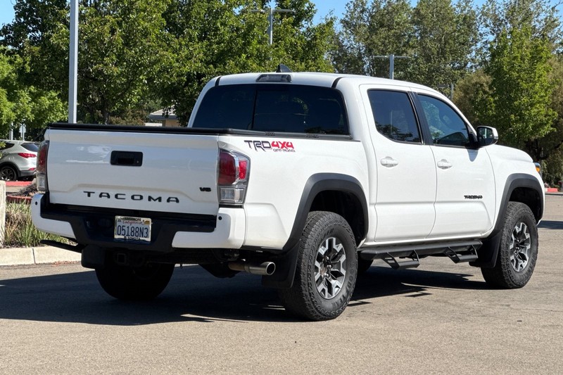 Toyota Tacoma 4WD Vehicle Full-screen Gallery Image 04