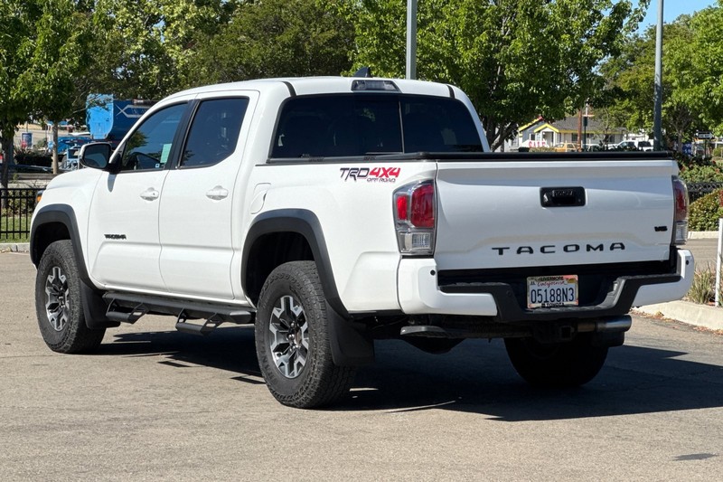 Toyota Tacoma 4WD Vehicle Full-screen Gallery Image 06