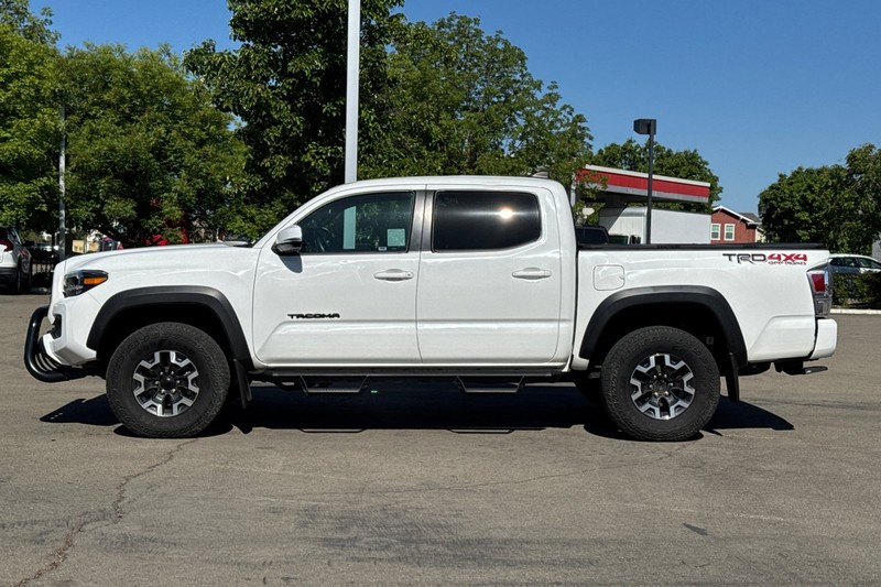 Toyota Tacoma 4WD Vehicle Full-screen Gallery Image 07