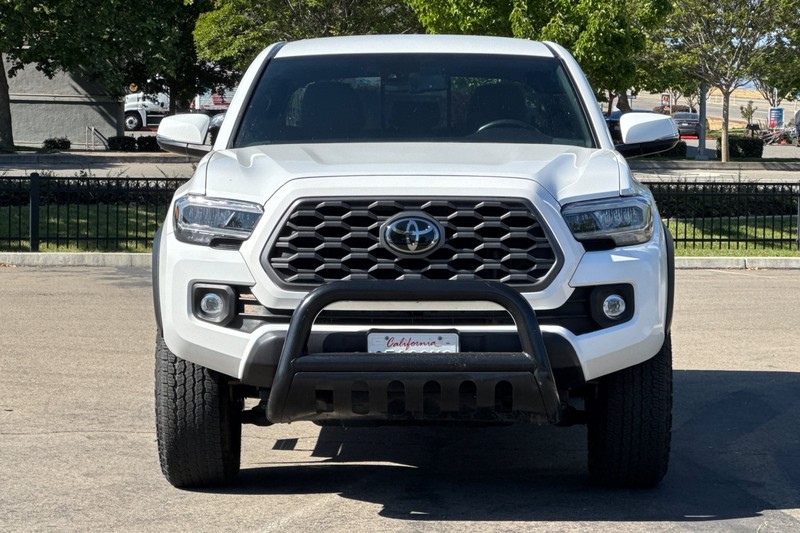 Toyota Tacoma 4WD Vehicle Full-screen Gallery Image 09