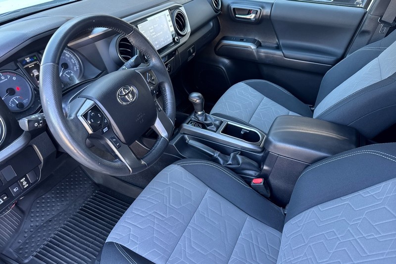 Toyota Tacoma 4WD Vehicle Full-screen Gallery Image 10