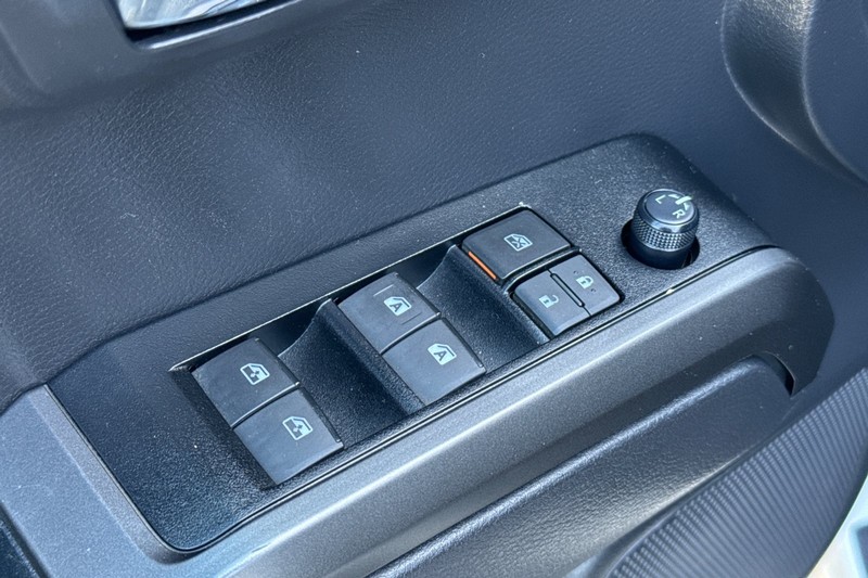 Toyota Tacoma 4WD Vehicle Full-screen Gallery Image 12