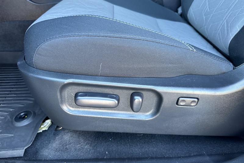 Toyota Tacoma 4WD Vehicle Full-screen Gallery Image 13
