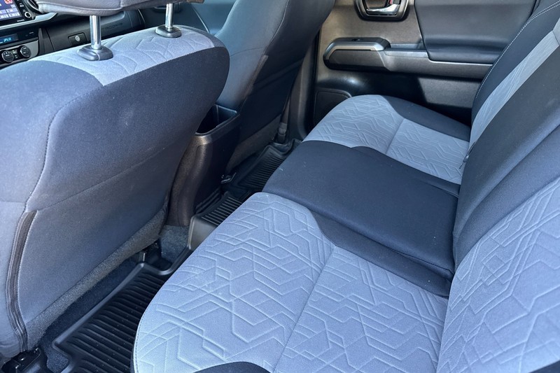 Toyota Tacoma 4WD Vehicle Full-screen Gallery Image 14