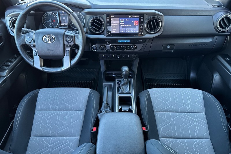 Toyota Tacoma 4WD Vehicle Full-screen Gallery Image 15