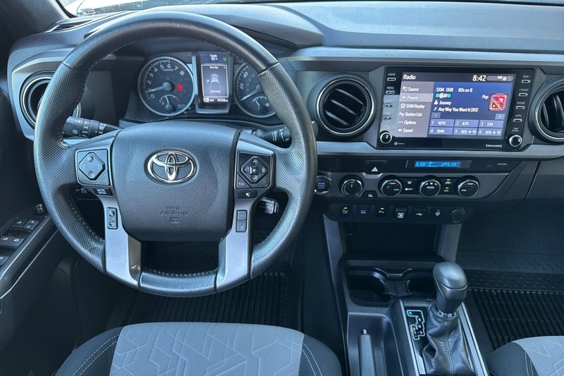 Toyota Tacoma 4WD Vehicle Full-screen Gallery Image 16