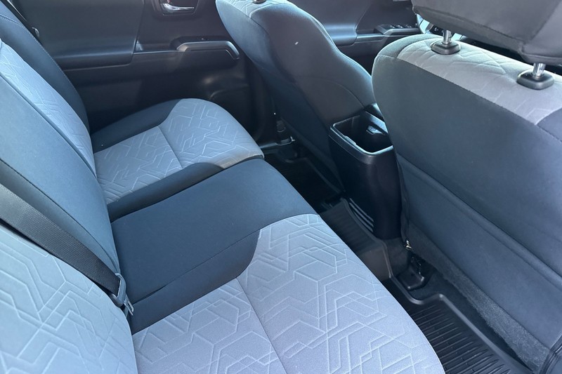 Toyota Tacoma 4WD Vehicle Full-screen Gallery Image 17